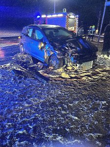 Unfall in Greu&szlig;en - Pkw kollidiert, in der Stra&szlig;e Hinter der Ziegelh&uuml;tte in Fahrtrichtung B4, mit Sattelzug
