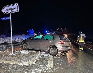 Unfall in Greu&szlig;en - Pkw kollidiert, in der Stra&szlig;e Hinter der Ziegelh&uuml;tte in Fahrtrichtung B4, mit Sattelzug