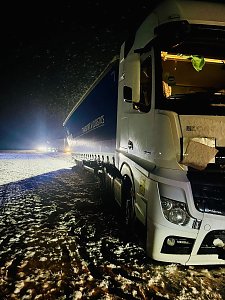 Unfall in Greu&szlig;en - Pkw kollidiert, in der Stra&szlig;e Hinter der Ziegelh&uuml;tte in Fahrtrichtung B4, mit Sattelzug