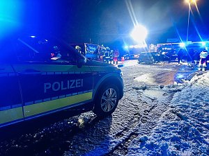 Unfall in Greu&szlig;en - Pkw kollidiert, in der Stra&szlig;e Hinter der Ziegelh&uuml;tte in Fahrtrichtung B4, mit Sattelzug