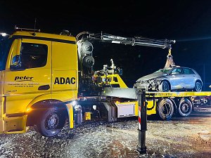 Unfall in Greu&szlig;en - Pkw kollidiert, in der Stra&szlig;e Hinter der Ziegelh&uuml;tte in Fahrtrichtung B4, mit Sattelzug