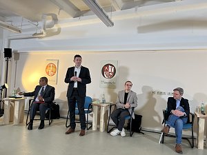 Wahlpodium mit Fragen der regionalen Wirtschaft