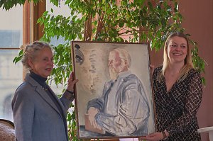 Schlossmuseumsleiterin Dr. Carolin Sch&auml;fer (rechts) freute sich &uuml;ber die Schenkung des Portraits von Ronald Paris, das seine Frau Isolde Paris (links) dem Schlossmuseum Sondershausen feierlich &uuml;bergab.