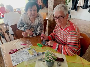 Hanna Dorl (li.) und Ines Leipold beim Osterbasteln in der WB4