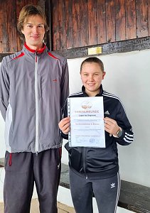 DLRG Ehrenurkunde Verdienstzeichen in Bronze f&uuml;r Logan (re.); Felix (li.)