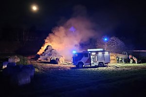Strohballen standen in Flammen