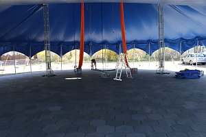 Aufbau am Altentor - das blaue Zirkuszelt steht wieder