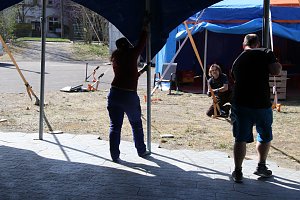 Aufbau am Altentor - das blaue Zirkuszelt steht wieder