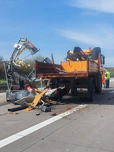 Ein Lkw kollidierte auf der A38 mit einem Schilderwagen