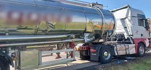 Ein Lkw kollidierte auf der A38 mit einem Schilderwagen