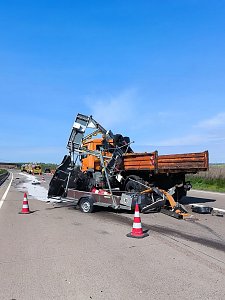 Ein Lkw kollidierte auf der A38 mit einem Schilderwagen