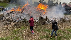 Feuer in Herreden am Gr&uuml;ndonnerstag