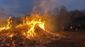 Feuer in Herreden am Gr&uuml;ndonnerstag
