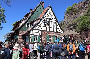 Die Saisoner&ouml;ffnung f&uuml;r die Harzer Wandernadel feierte man auf der Burgruine Hohenstein
