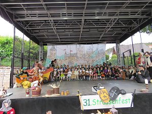 Ritter, Bauern, Burgverwalter � die Kindervilla tanzt im Mittelalter