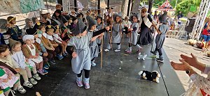 Ritter, Bauern, Burgverwalter � die Kindervilla tanzt im Mittelalter