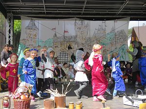 Ritter, Bauern, Burgverwalter � die Kindervilla tanzt im Mittelalter