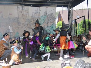 Ritter, Bauern, Burgverwalter � die Kindervilla tanzt im Mittelalter
