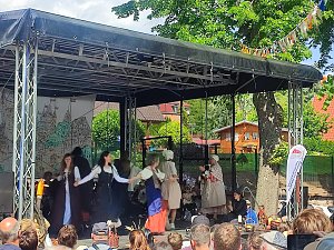 Ritter, Bauern, Burgverwalter � die Kindervilla tanzt im Mittelalter