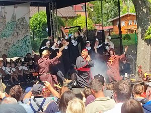 Ritter, Bauern, Burgverwalter � die Kindervilla tanzt im Mittelalter