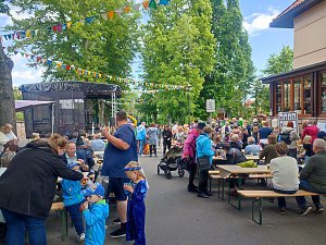 Ritter, Bauern, Burgverwalter � die Kindervilla tanzt im Mittelalter