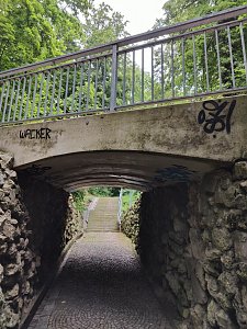 Verunstaltende Graffitis im Nordh&auml;user Gehege
