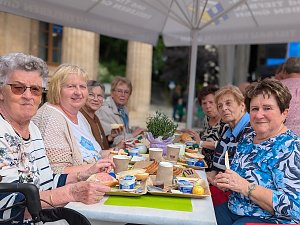 Seniorenfr&uuml;hst&uuml;ck auf dem Sondersh&auml;user Marktplatz