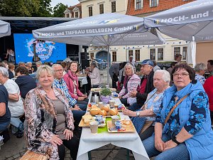 Seniorenfr&uuml;hst&uuml;ck auf dem Sondersh&auml;user Marktplatz