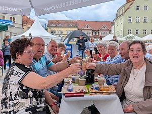 Seniorenfr&uuml;hst&uuml;ck auf dem Sondersh&auml;user Marktplatz
