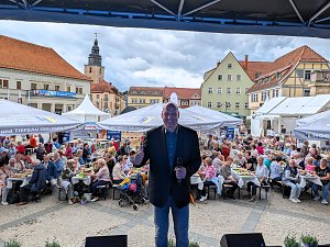 Seniorenfr&uuml;hst&uuml;ck auf dem Sondersh&auml;user Marktplatz