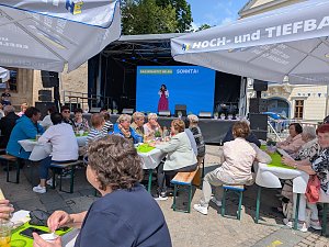 Seniorenfr&uuml;hst&uuml;ck auf dem Sondersh&auml;user Marktplatz