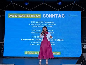 Seniorenfr&uuml;hst&uuml;ck auf dem Sondersh&auml;user Marktplatz mit einem LIve-Auftritt von Schlagers&auml;ngerin Regina Ross