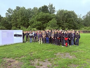 Zum Freiwilligentag engagierten sich die Sch&uuml;lerinnen und Sch&uuml;ler am Gedenkort Ellrich-Juliush&uuml;tte