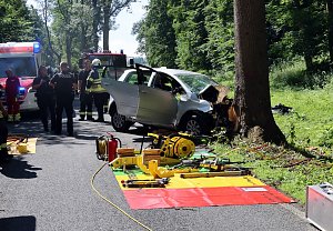 Fahrer stirbt bei Frontalkollision, Feuerwehr befreit Eingeklemmten