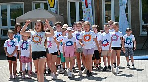 Mit gro&szlig;em Spa&szlig;,tanzten sich die Uderlebener Sch&uuml;ler in die Ferien