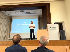 Mit einer feierlichen Veranstaltung im Audimax verabschiedete sich die Hochschule Nordhausen von Prof. Dr.-Ing. Folker Fl&uuml;ggen, der &uuml;ber ein Jahrzehnt den Fachbereich Ingenieurwissenschaften mitpr&auml;gte.