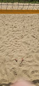 Gebrochene Ziegel auf dem Volleyballfeld