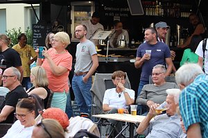 Gute Stimmung auf dem Kornmarkt beim BaLaTon in Bad Langensalza