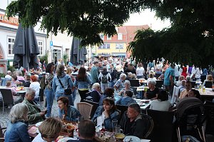 Gute Stimmung auf dem Kornmarkt beim BaLaTon in Bad Langensalza