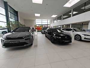 Feier im Autohaus