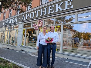 Blicken auf 30 erfolgreiche Jahre mit der Loewen-Apotheke zur&uuml;ck: B&auml;rbel und Thomas Wi&szlig;gott