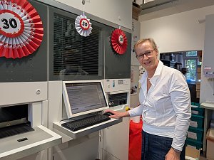 B&auml;rbel Wi&szlig;gott f&uuml;hrt den vollautomatisierten Medikamentenautomat in der Loewen-Apotheke vor.