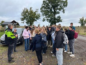 Mit dem Spaten f&uuml;r den Wald - die beiden neunten Klassen der Regelschule Niedersachswerfen halfen bei der Wiederaufforstung im Harz