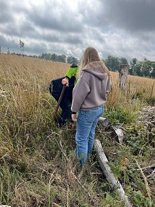 Mit dem Spaten f&uuml;r den Wald - die beiden neunten Klassen der Regelschule Niedersachswerfen halfen bei der Wiederaufforstung im Harz