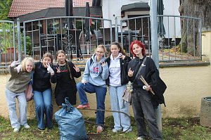 Zwei Klassen der Regelschule K&auml;the Kollwitz halfen beim aufr&auml;umen zum World Clean Up Day