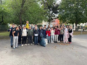 Zwei Klassen der Regelschule K&auml;the Kollwitz halfen beim aufr&auml;umen zum World Clean Up Day