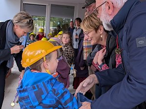 Ein Dank an die Gro&szlig;en: Die Kinder dankten dem kompletten Team aus Planern, Bauleitern und Verantwortlichen der Stadtverwaltung f&uuml;r den Bau ihrer Kita