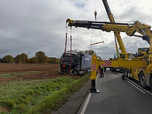 Bergungsarbeiten an der Unfallstelle auf der B243