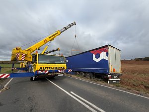 Bergungsarbeiten an der Unfallstelle auf der B243