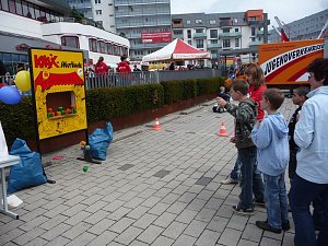 Kindertags-Feier auf dem Parkplatz